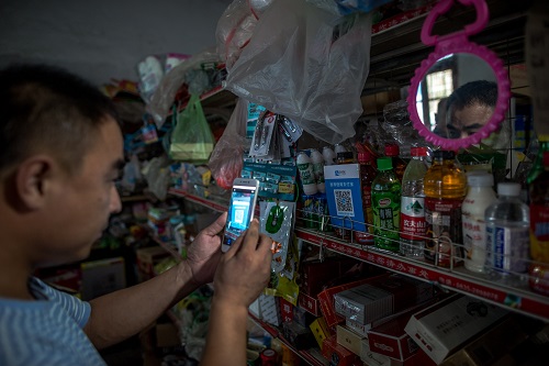 В китайских деревнях стремительно растет использование мобильных платежей: даже четырехлетние дети теперь могут покупать лакомства, сканируя двухмерный штрих-код