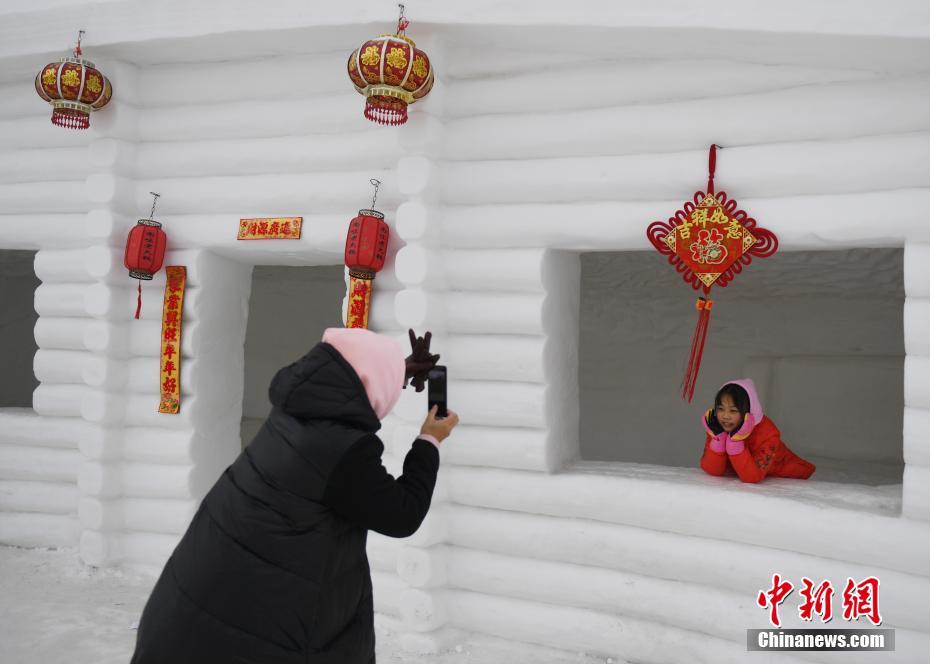 Снежный домик на берегу реки Сунхуацзян в городе Цзилинь