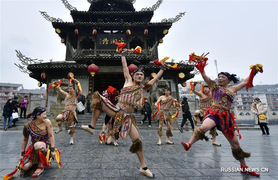 Праздничное выступление туцзяского фольклорного ансамбля "Яомэйэр"