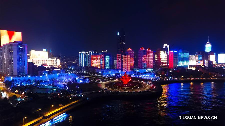 Новогоднее световое шоу в бухте Фушаньвань города Циндао