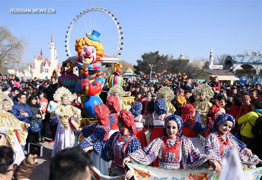 "Экзотическая" храмовая ярмарка по случаю праздника Весны в Пекине