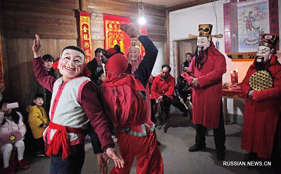 В первые дни Нового года по лунному календарю на "родине танца но" -- в уезде Наньфэн провинции Цзянси /Восточный Китай/ -- можно увидеть местную танцевальную труппу, которая бродит по улицам, танцует но и молит богов о счастье и благополучии.