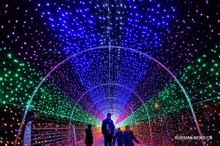 Компании городского уезда Хуанхуа провинции Хэбэй /Северный Китай/ решили порадовать местных жителей, устроив для них в дни праздников новогоднюю выставку фонарей. 
