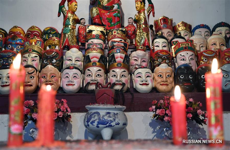 В первые дни Нового года по лунному календарю на "родине танца но" -- в уезде Наньфэн провинции Цзянси /Восточный Китай/ -- можно увидеть местную танцевальную труппу, которая бродит по улицам, танцует но и молит богов о счастье и благополучии.