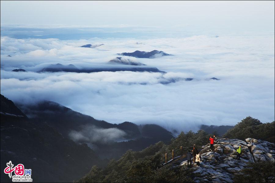 Завораживающее море облаков в горах Хуаншань