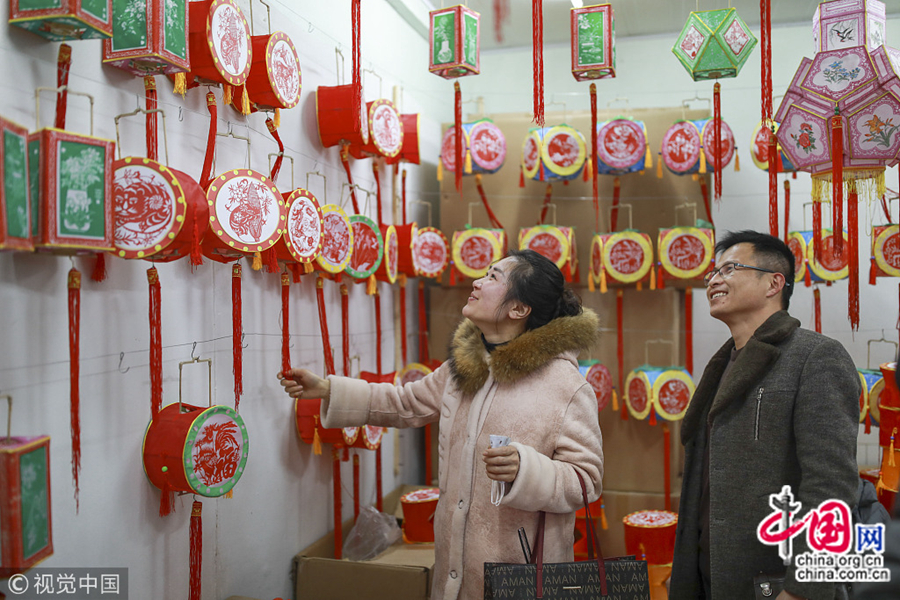 Традиционные раскрашенные фонари пользуются большим спросом в г. Ляньюньган провинции Цзянсу