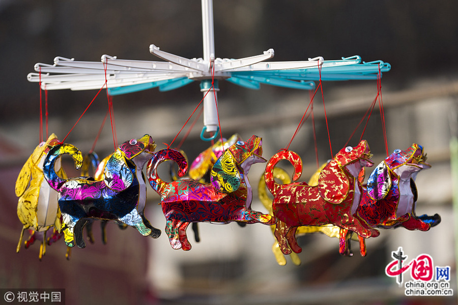 22 февраля, с приближением Праздника фонарей (15 числа первого лунного месяца), на нанкинском рынке раскрашенных фонарей в Храме Конфуция (Фуцзымяо) традиционные цветные фонари радуют глаз.