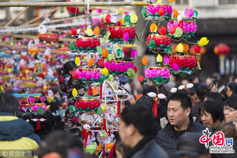 22 февраля, с приближением Праздника фонарей (15 числа первого лунного месяца), на нанкинском рынке раскрашенных фонарей в Храме Конфуция (Фуцзымяо) традиционные цветные фонари радуют глаз.