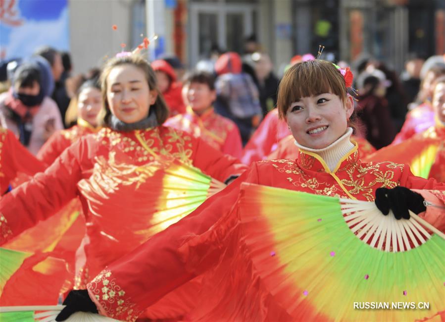 Сегодня, в 8-й день 1-го месяца по лунному календарю, более 20 танцевальных коллективов вышли на улицы района Чунли города Чжанцзякоу провинция Хэбэй и поздравили местных жителей с праздником Весны, исполнив для них зажигательный танец янгэ.