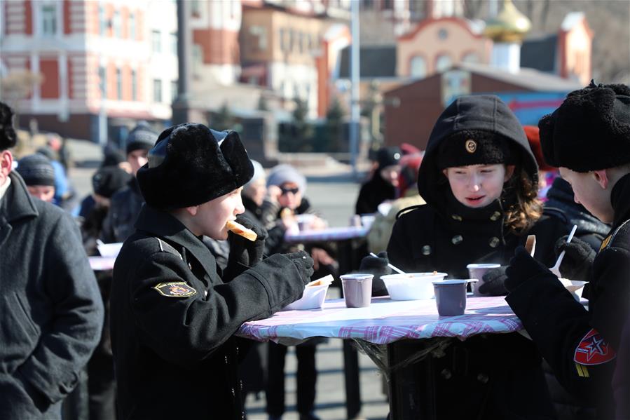 Во Владивостоке сегодня отметили День защитника Отечества. В центре города была развернута выставка вооружения, на которой было представлено порядка 15 образцов боевой техники. 