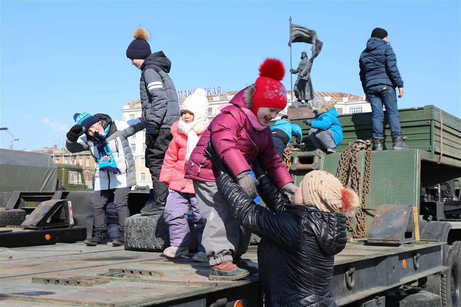 Во Владивостоке сегодня отметили День защитника Отечества. В центре города была развернута выставка вооружения, на которой было представлено порядка 15 образцов боевой техники. 