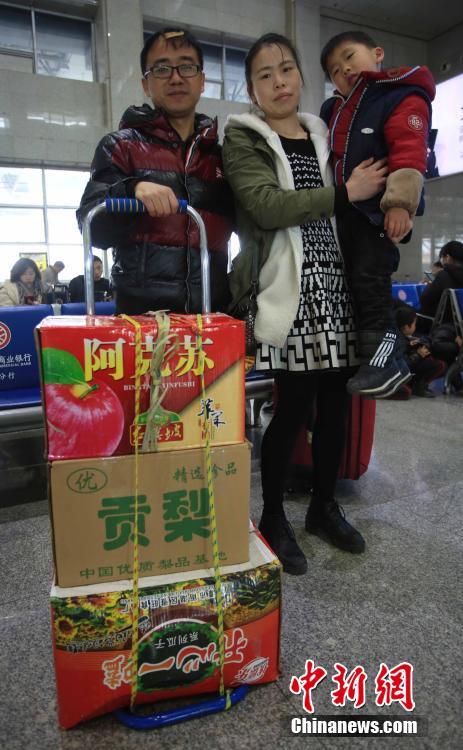 Пора возвращаться на работу: чемоданы китайцев наполнены заботой их родителей