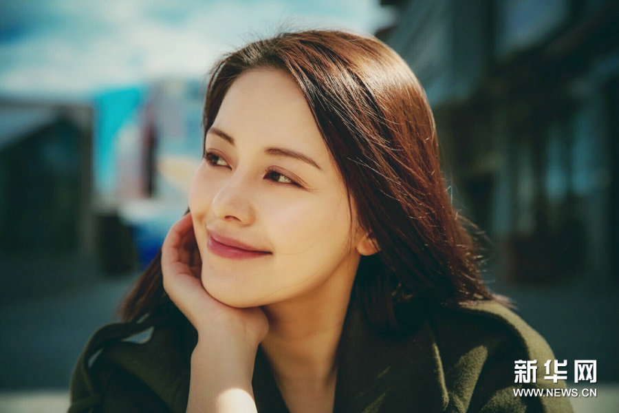 Новые фото улыбающейся актрисы Ван Ликэ  