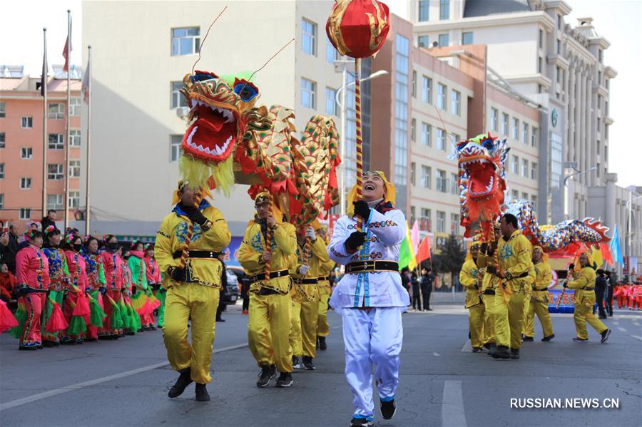 Сегодня, в 8-й день 1-го месяца по лунному календарю, более 20 танцевальных коллективов вышли на улицы района Чунли города Чжанцзякоу провинция Хэбэй и поздравили местных жителей с праздником Весны, исполнив для них зажигательный танец янгэ.