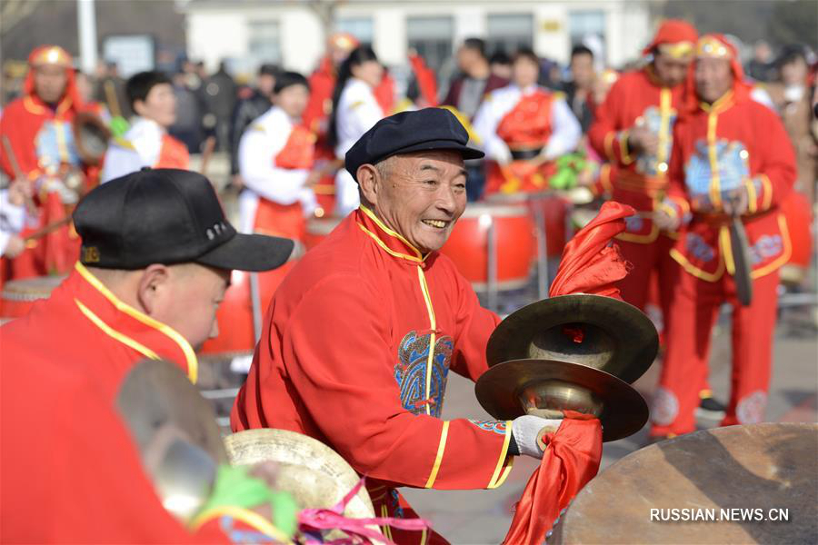 Китайские фольклорные представления по случаю праздника Весны