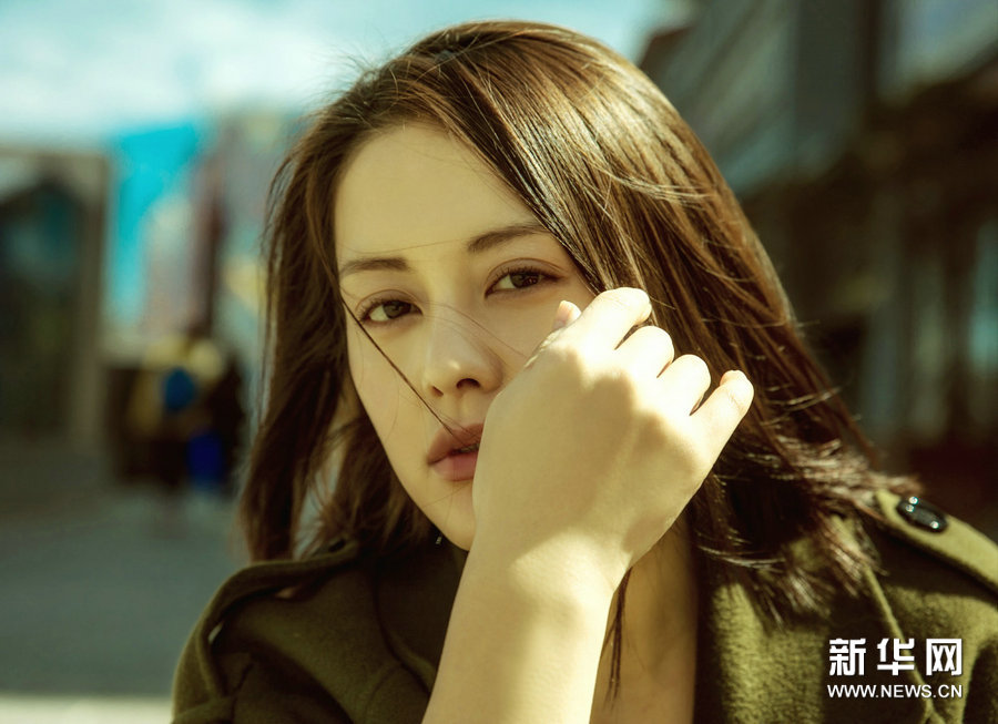 Новые фото улыбающейся актрисы Ван Ликэ  