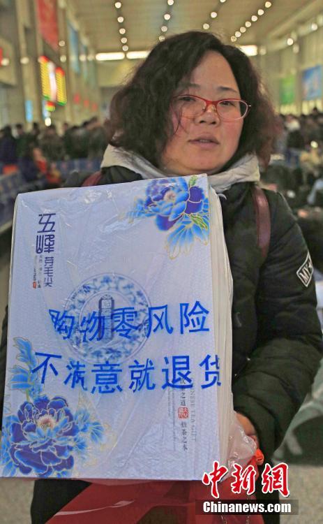Пора возвращаться на работу: чемоданы китайцев наполнены заботой их родителей