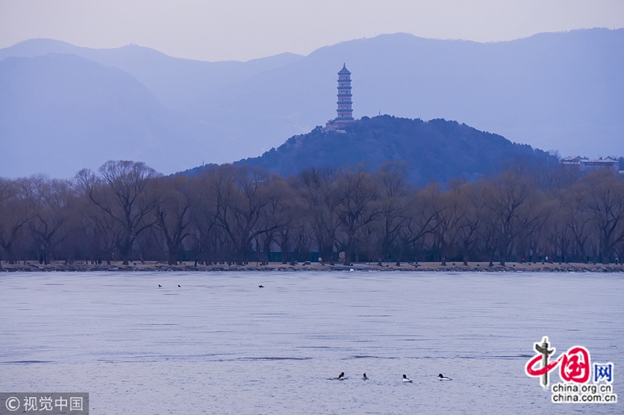 На днях в парке Ихэюань в Пекине легкие облака и ветерок, солнечная погода, лед на озере Куньминху постепенно тает. Кажется, приближается весна. К вечеру в парке Ихэюань очень тихий и прекрасный вид. 