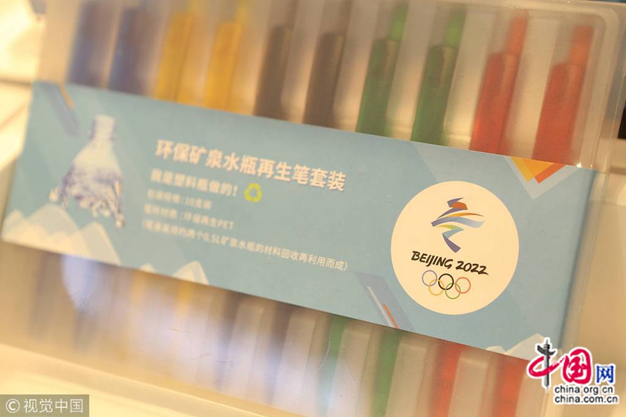 Зимние Олимпийские игры-2018 уже завершились в Пхенчхане /Республика Корея/. В Шанхае розничный магазин лицензированных товаров зимней Олимпиады 2022, который находится в торговом центре Shanghai New World Daimaru, пользуется популярностью у людей.