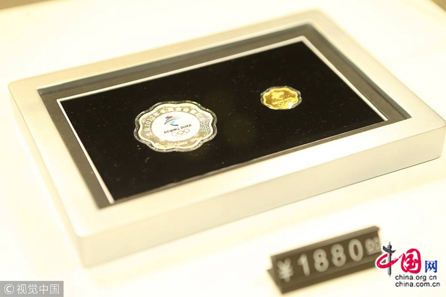 Зимние Олимпийские игры-2018 уже завершились в Пхенчхане /Республика Корея/. В Шанхае розничный магазин лицензированных товаров зимней Олимпиады 2022, который находится в торговом центре Shanghai New World Daimaru, пользуется популярностью у людей.