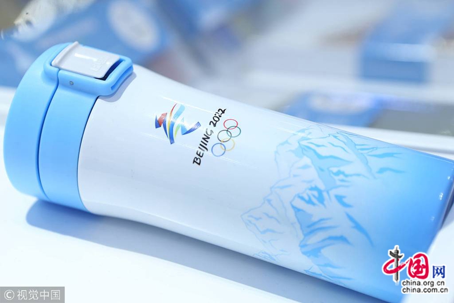 Зимние Олимпийские игры-2018 уже завершились в Пхенчхане /Республика Корея/. В Шанхае розничный магазин лицензированных товаров зимней Олимпиады 2022, который находится в торговом центре Shanghai New World Daimaru, пользуется популярностью у людей.