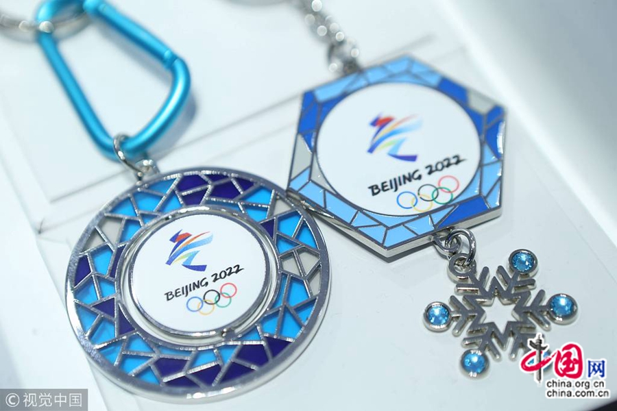 Зимние Олимпийские игры-2018 уже завершились в Пхенчхане /Республика Корея/. В Шанхае розничный магазин лицензированных товаров зимней Олимпиады 2022, который находится в торговом центре Shanghai New World Daimaru, пользуется популярностью у людей.