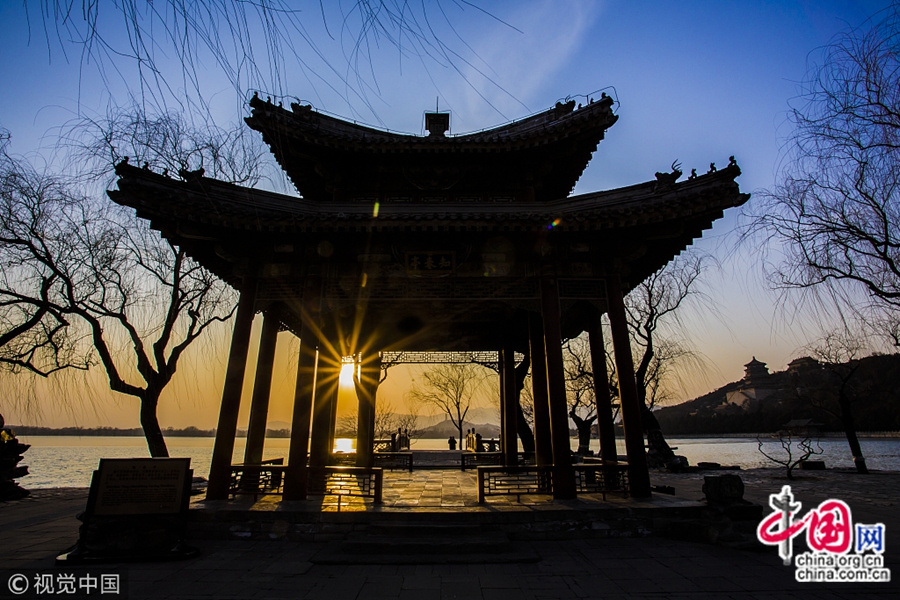 На днях в парке Ихэюань в Пекине легкие облака и ветерок, солнечная погода, лед на озере Куньминху постепенно тает. Кажется, приближается весна. К вечеру в парке Ихэюань очень тихий и прекрасный вид. 