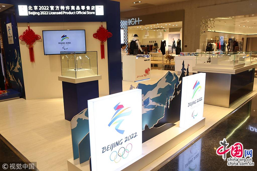 Зимние Олимпийские игры-2018 уже завершились в Пхенчхане /Республика Корея/. В Шанхае розничный магазин лицензированных товаров зимней Олимпиады 2022, который находится в торговом центре Shanghai New World Daimaru, пользуется популярностью у людей.