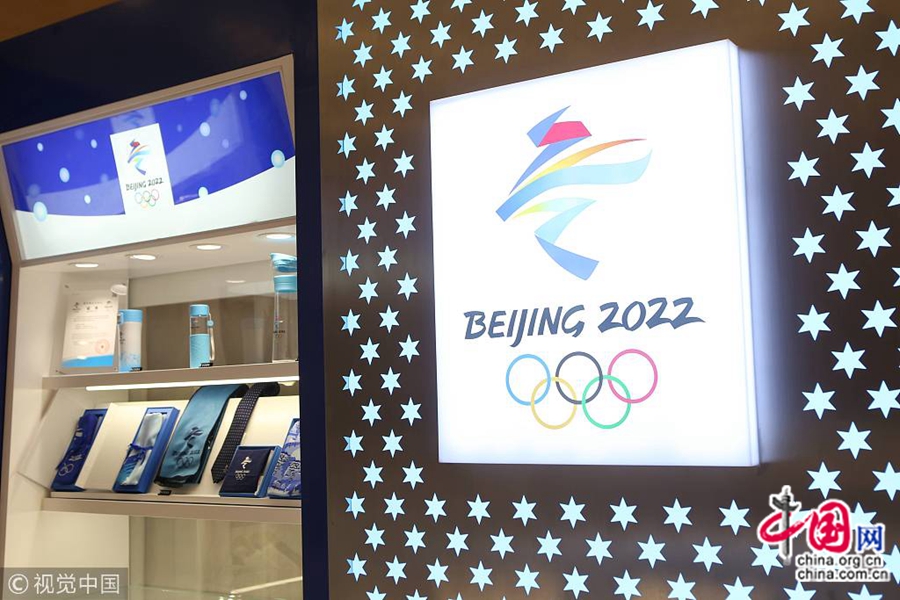 Зимние Олимпийские игры-2018 уже завершились в Пхенчхане /Республика Корея/. В Шанхае розничный магазин лицензированных товаров зимней Олимпиады 2022, который находится в торговом центре Shanghai New World Daimaru, пользуется популярностью у людей.