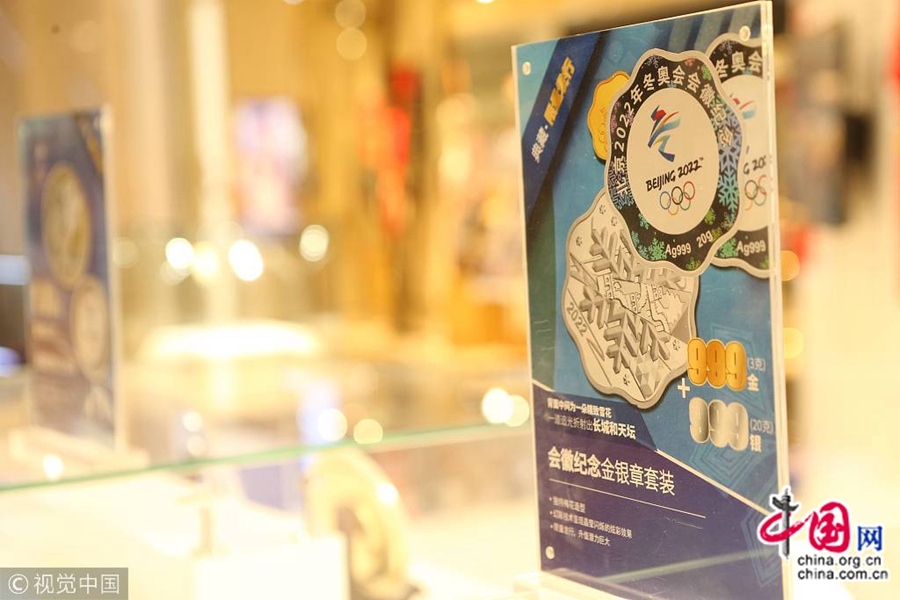 Зимние Олимпийские игры-2018 уже завершились в Пхенчхане /Республика Корея/. В Шанхае розничный магазин лицензированных товаров зимней Олимпиады 2022, который находится в торговом центре Shanghai New World Daimaru, пользуется популярностью у людей.