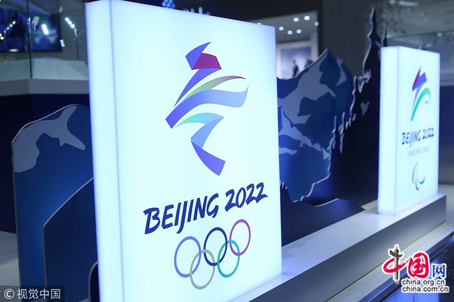 Зимние Олимпийские игры-2018 уже завершились в Пхенчхане /Республика Корея/. В Шанхае розничный магазин лицензированных товаров зимней Олимпиады 2022, который находится в торговом центре Shanghai New World Daimaru, пользуется популярностью у людей.