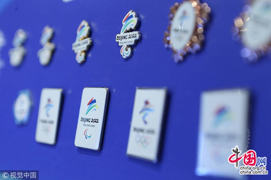 Зимние Олимпийские игры-2018 уже завершились в Пхенчхане /Республика Корея/. В Шанхае розничный магазин лицензированных товаров зимней Олимпиады 2022, который находится в торговом центре Shanghai New World Daimaru, пользуется популярностью у людей.