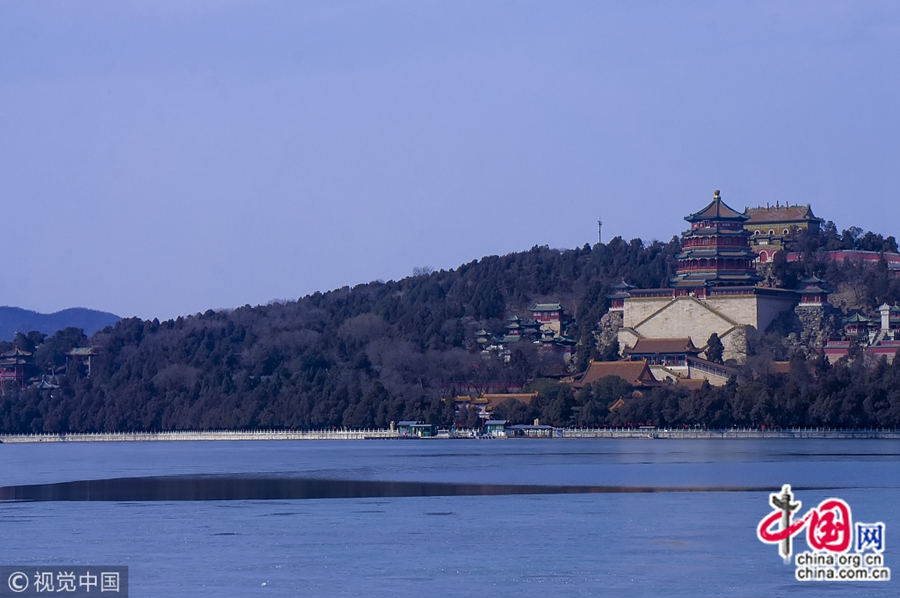 На днях в парке Ихэюань в Пекине легкие облака и ветерок, солнечная погода, лед на озере Куньминху постепенно тает. Кажется, приближается весна. К вечеру в парке Ихэюань очень тихий и прекрасный вид. 