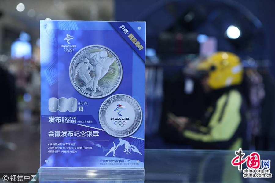 Зимние Олимпийские игры-2018 уже завершились в Пхенчхане /Республика Корея/. В Шанхае розничный магазин лицензированных товаров зимней Олимпиады 2022, который находится в торговом центре Shanghai New World Daimaru, пользуется популярностью у людей.