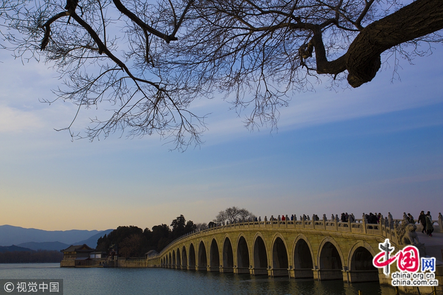 На днях в парке Ихэюань в Пекине легкие облака и ветерок, солнечная погода, лед на озере Куньминху постепенно тает. Кажется, приближается весна. К вечеру в парке Ихэюань очень тихий и прекрасный вид. 