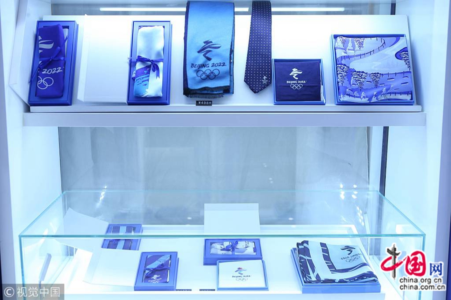Зимние Олимпийские игры-2018 уже завершились в Пхенчхане /Республика Корея/. В Шанхае розничный магазин лицензированных товаров зимней Олимпиады 2022, который находится в торговом центре Shanghai New World Daimaru, пользуется популярностью у людей.