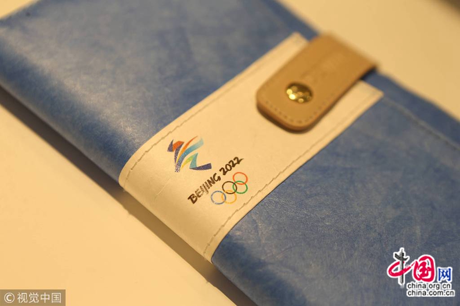 Зимние Олимпийские игры-2018 уже завершились в Пхенчхане /Республика Корея/. В Шанхае розничный магазин лицензированных товаров зимней Олимпиады 2022, который находится в торговом центре Shanghai New World Daimaru, пользуется популярностью у людей.