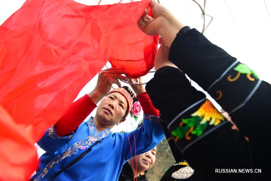 Жители мяоских деревень готовятся к танцу дракона в день праздника Фонарей