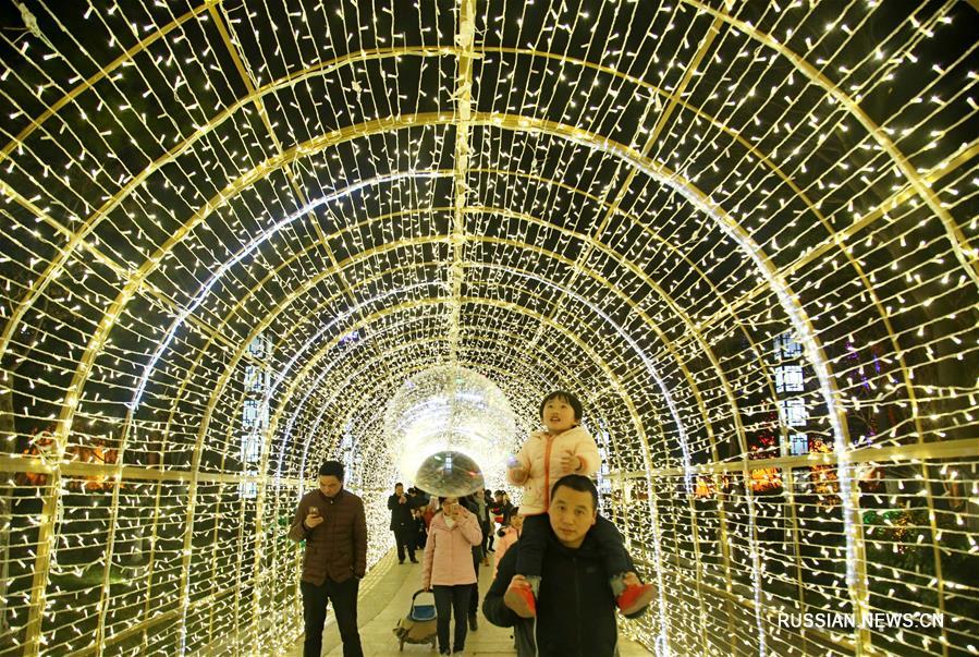 Совсем скоро Китай отметит праздник Фонарей. В эти предпраздничные дни по всей стране проходят выставки на любой вкус, на которых можно полюбоваться традиционными разноцветными фонарями и составленными из них художественными композициями. 