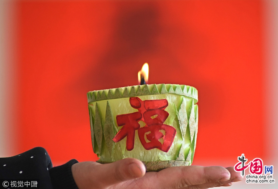 27 февраля, в г. Цзыбо провинции Шаньдун, с приближением Праздника фонарей, люди в уезде Июань создают традиционные фонари из разных сортов редьки, чтобы таким традиционным и «малоуглеродистым» образом встречать предстоящий праздник.