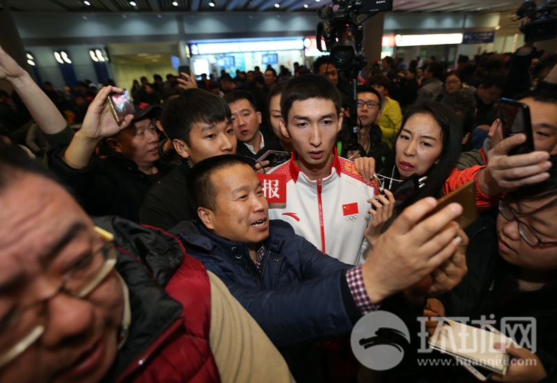 Китайские спортсмены, принявшие участие в зимней Олимпиаде-2018 в Пхенчхане, возвратились на Родину
