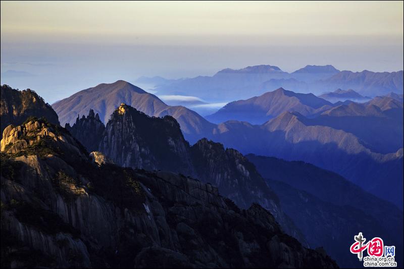 Более десяти тысяч туристов в горах Хуаншань любовались восходом солнца над морем облаков
