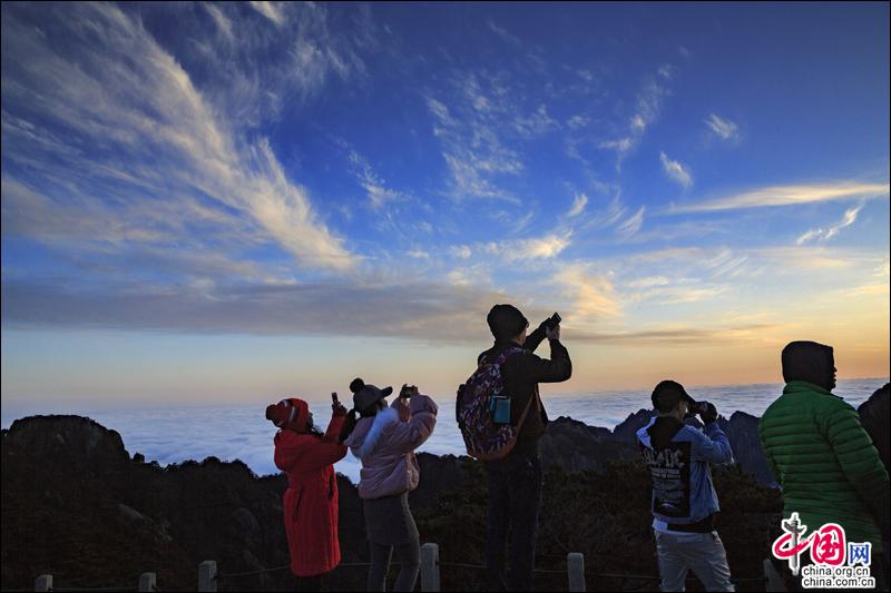 Более десяти тысяч туристов в горах Хуаншань любовались восходом солнца над морем облаков
