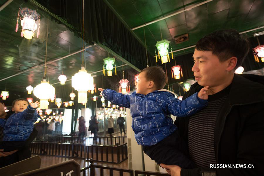 Изготовление традиционных фонариков в провинции Чжэцзян