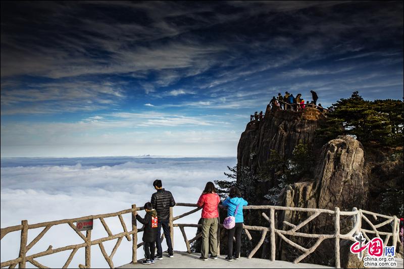 Более десяти тысяч туристов в горах Хуаншань любовались восходом солнца над морем облаков