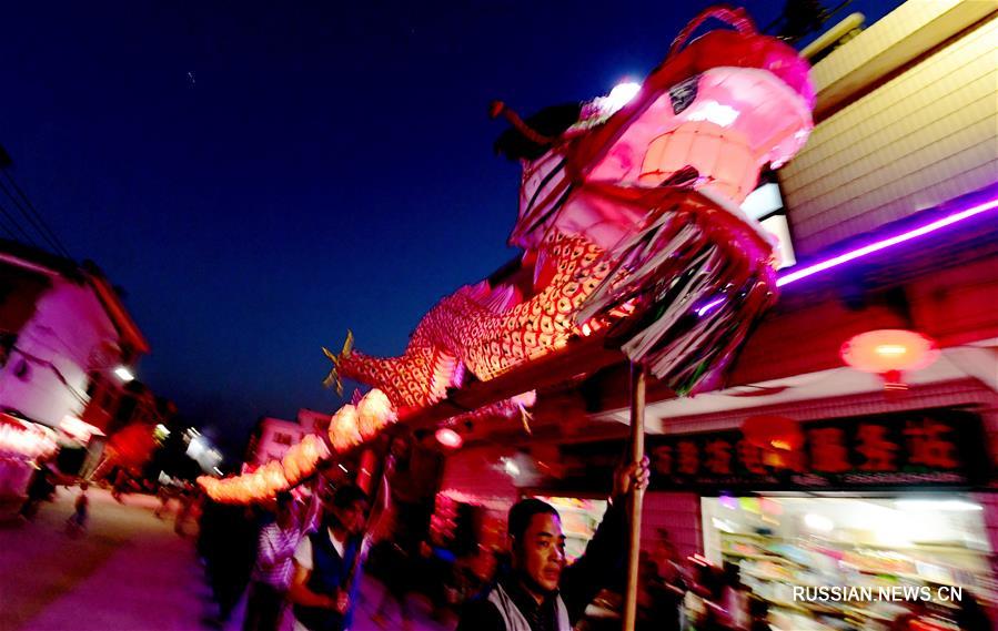  В деревне Пэнфан поселка Тунфан уезда Чантин провинции Фуцзянь /Юго-Восточный Китай/ сегодня зажгли бумажный фонарь в форме дракона в честь приближающегося праздника Фонарей. 