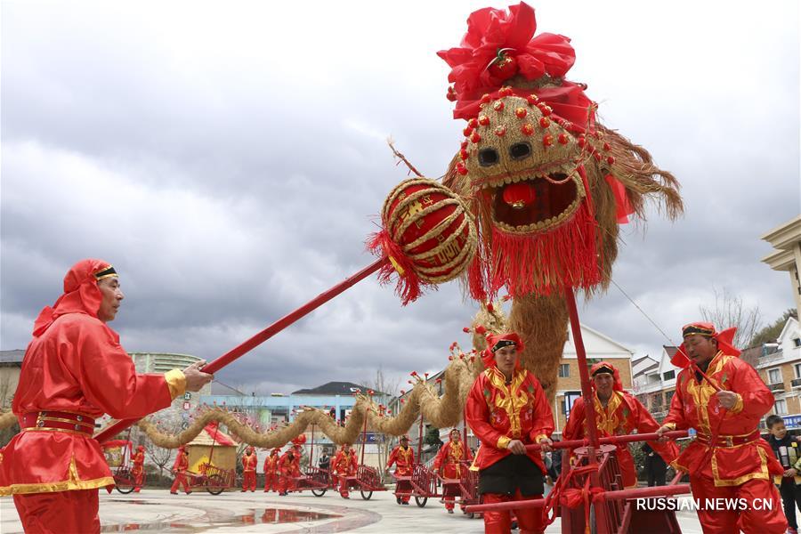 Различные праздничные мероприятия, посвященные приближающемуся празднику Фонарей, проходят в эти дни во всех районах Китая. 