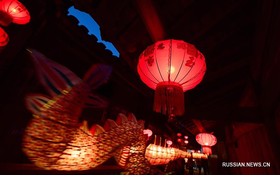  В деревне Пэнфан поселка Тунфан уезда Чантин провинции Фуцзянь /Юго-Восточный Китай/ сегодня зажгли бумажный фонарь в форме дракона в честь приближающегося праздника Фонарей. 