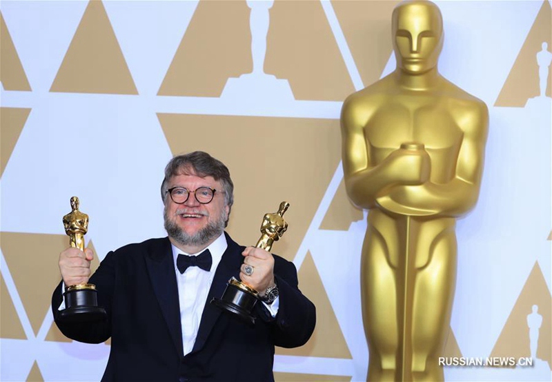 Мексиканский режиссер Гильермо дель Торо награжден премией "Оскар" в категории "Лучший режиссер"