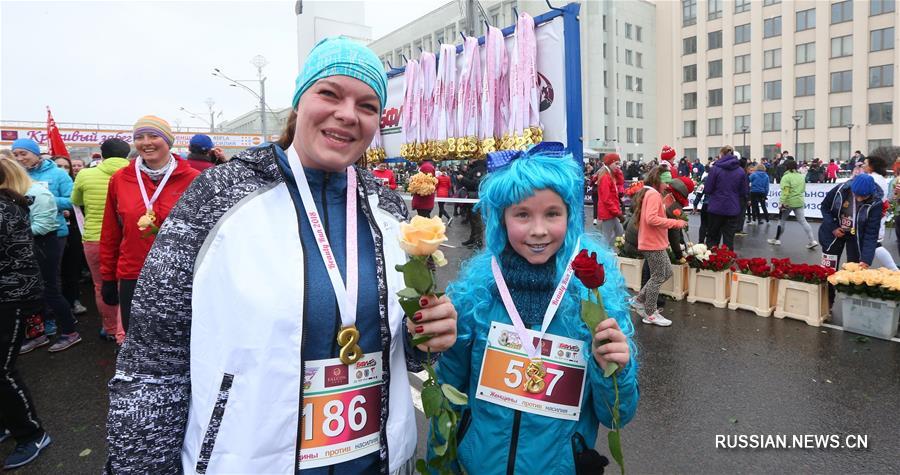 По случаю Международного женского дня Белорусская федерация легкой атлетики провела сегодня в центре Минска забег Beauty Run /"Забег красоты"/, в котором приняли участие 3500 представительниц прекрасного пола. 